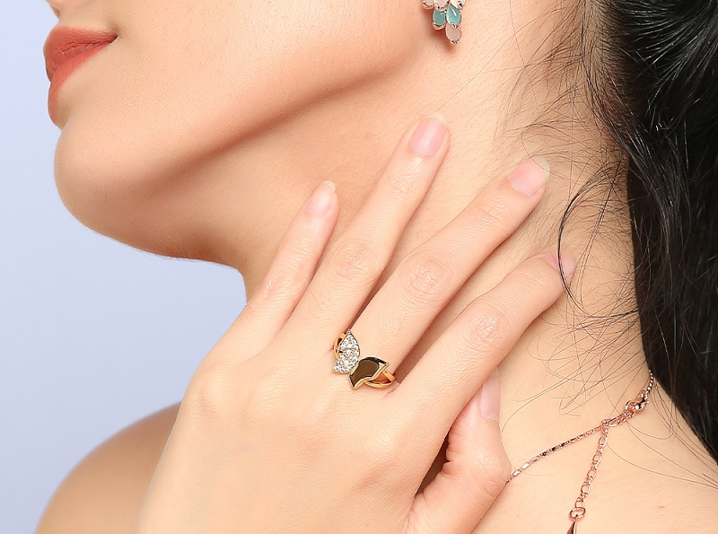 Nhẫn đính cánh bướm hai phần đặc sắc